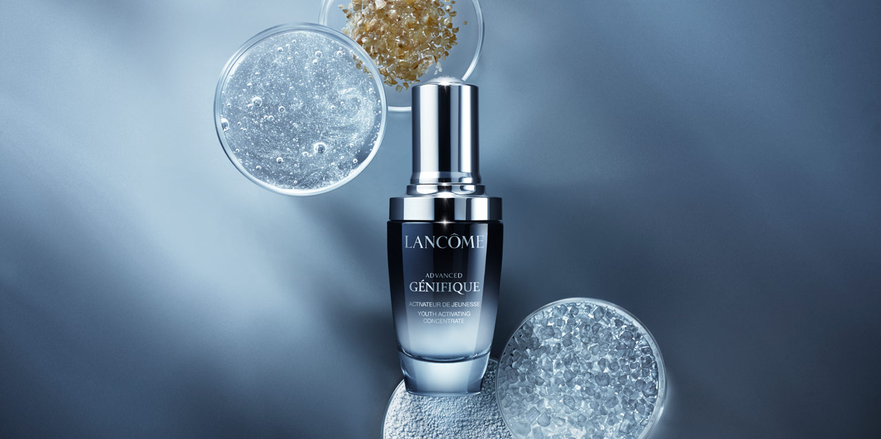 A bottle of Advanced Génifique Face Serum for a healthy skin moisture barrier with skincare ingredients including hyaluronic acid vitamin cg and bifidus prebiotic 